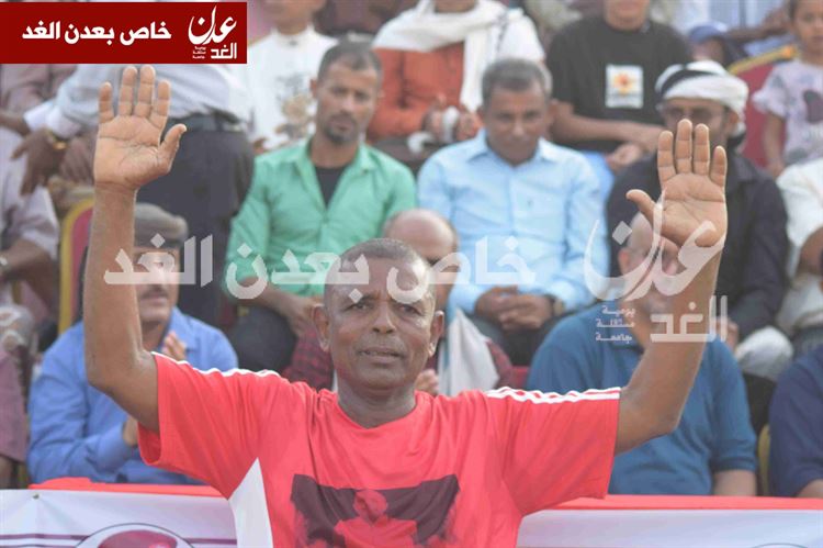 الحيف يودع معشوقته بدموع و مشاعر جياشة في مهرجان اعتزاله بأبين