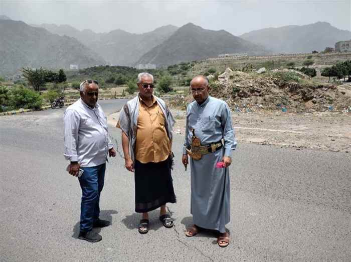 مدير عام صبر الموادم يطلع على الشقوق الأرضية في خط جامعة تعز ويوجه بإجراء دراسة جيولوجية عاجلة لمعرفة الأسباب