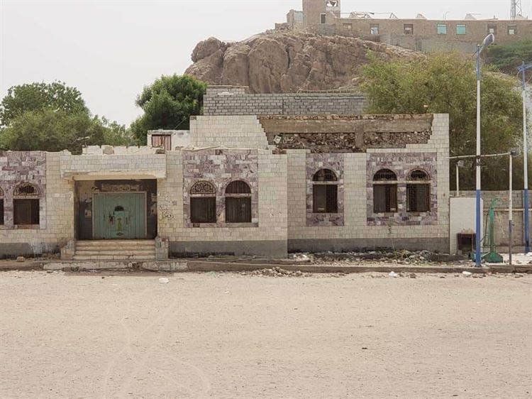 ظهور تصدعات وتشققات في مبنى نادي خنفر تنذر بانهياره على رؤوس رواده