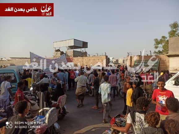 الآلاف يشيعون جثمان ضحية توب سنتر في عدن(فيديو)