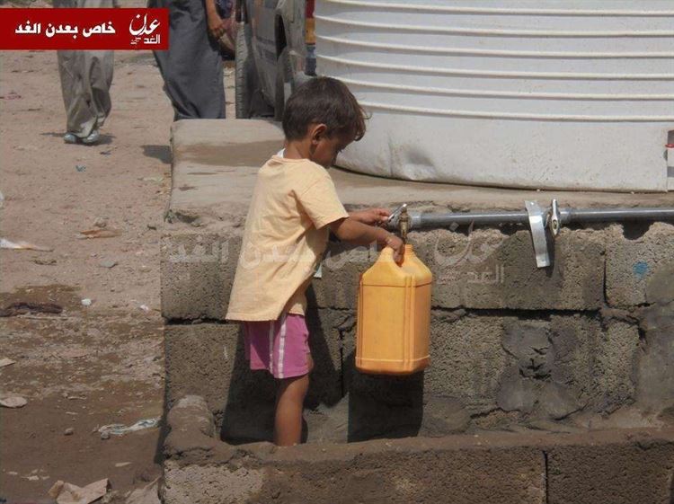 أهالي حي"البدو" في المعلا يشكون انقطاع المياه عن منازلهم