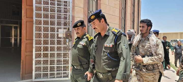 مدير عام شرطة محافظة شبوة يتفقد فرع مصلحة الهجرة والجوازات ويؤكد على تسهيل معاملات المواطنيين