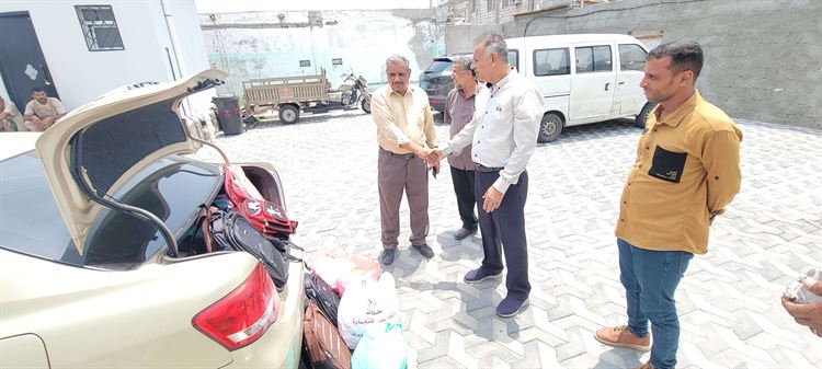 الجاوي وبن محفوظ يدشنان توزيع الحقائب المدرسية بمدارس المعلا.