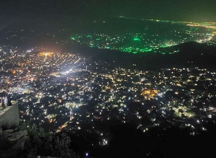 الانقسام في تعز..  صورة ليلية تحكي واقع المدينة
