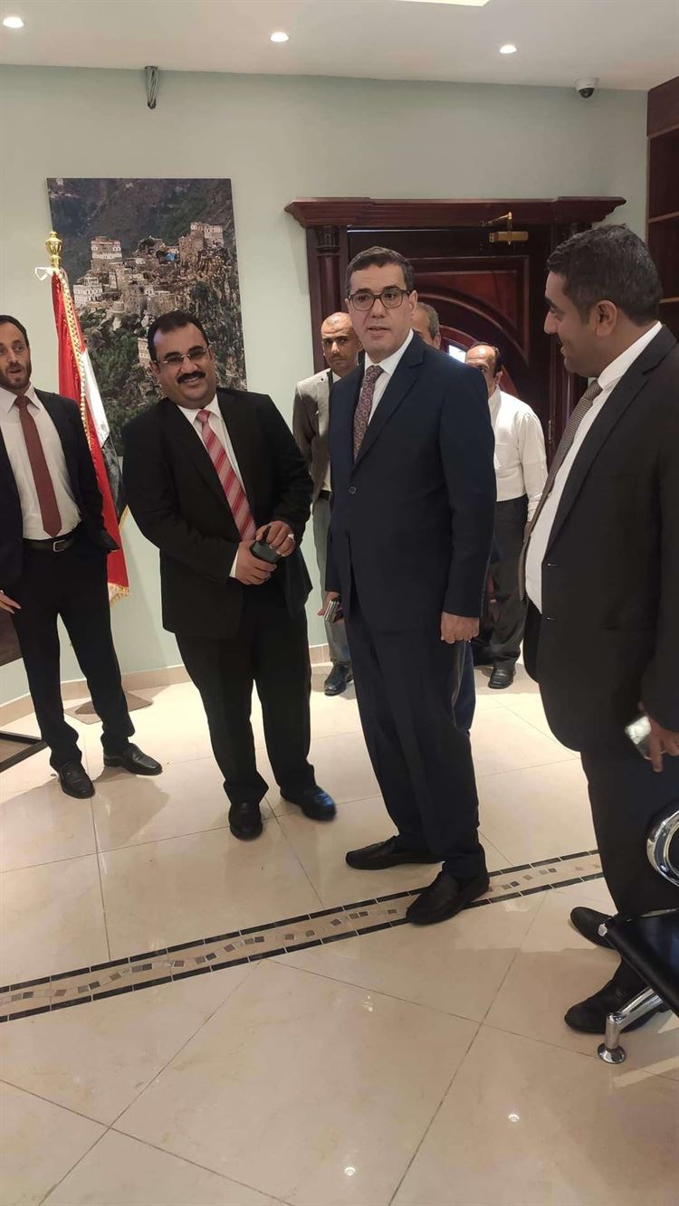 الوكيل "العود" يتفقد سير العمل في السفارة اليمنية في الدوحة