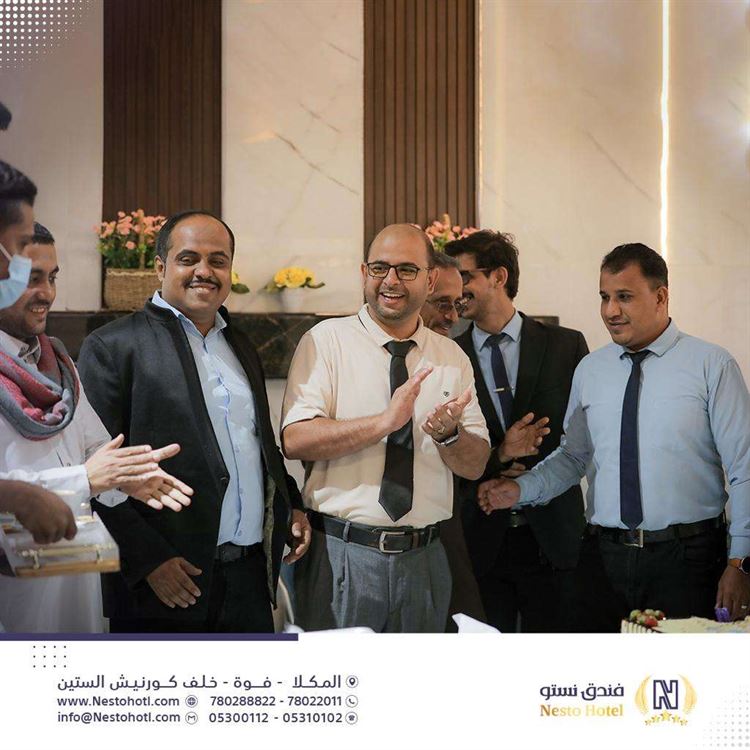 الشيخ بلخير يكرم الأستاذ عبدالله مبارك أحمد باودود لإسهامه في نجاح مشروعي فندق نستو وشركة بترومكس الدولية