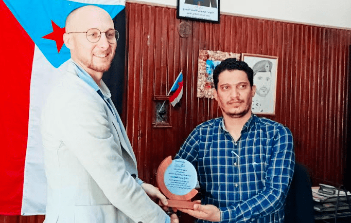 مدير عام البريقة يتسلم درع شكر وتقدير من منظمة العطاء المباشر