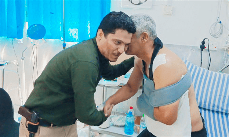 مدير عام البريقة يطمئن على صحة رئيس نادي الشعلة الكابتن أبو علاء