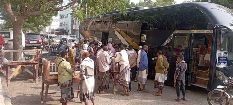 برعاية مكتب الأوقاف خنفر .. حفظة وحافظات كتاب الله يغادرون إلى مكة المكرمة لأداء مناسك العمرة