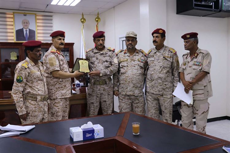 خريجو الدفعة الـ 30 من قوات حفظ السلام والشرطة الدولية بعدن يكرمون نائب رئيس هيئة الأركان العامة