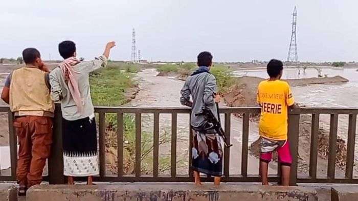 العثور على (ج-ثة) طفل بعد يوم من جرف السيول له بالحديدة