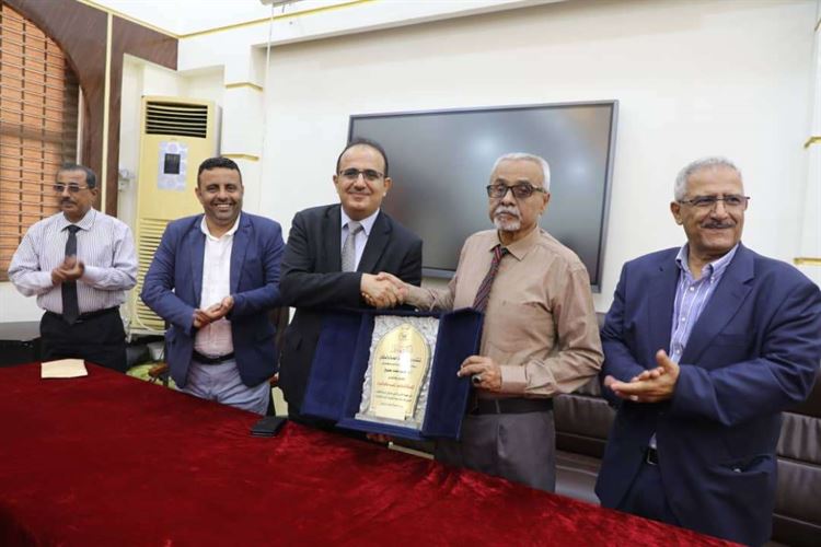 وزير الصحة يكرم عميد معهد امين ناشر الاسبق ورئيس هيئة الجمهورية السابق الدكتور احمد الجرباء ويعينه مستشارا لوزير الصحة