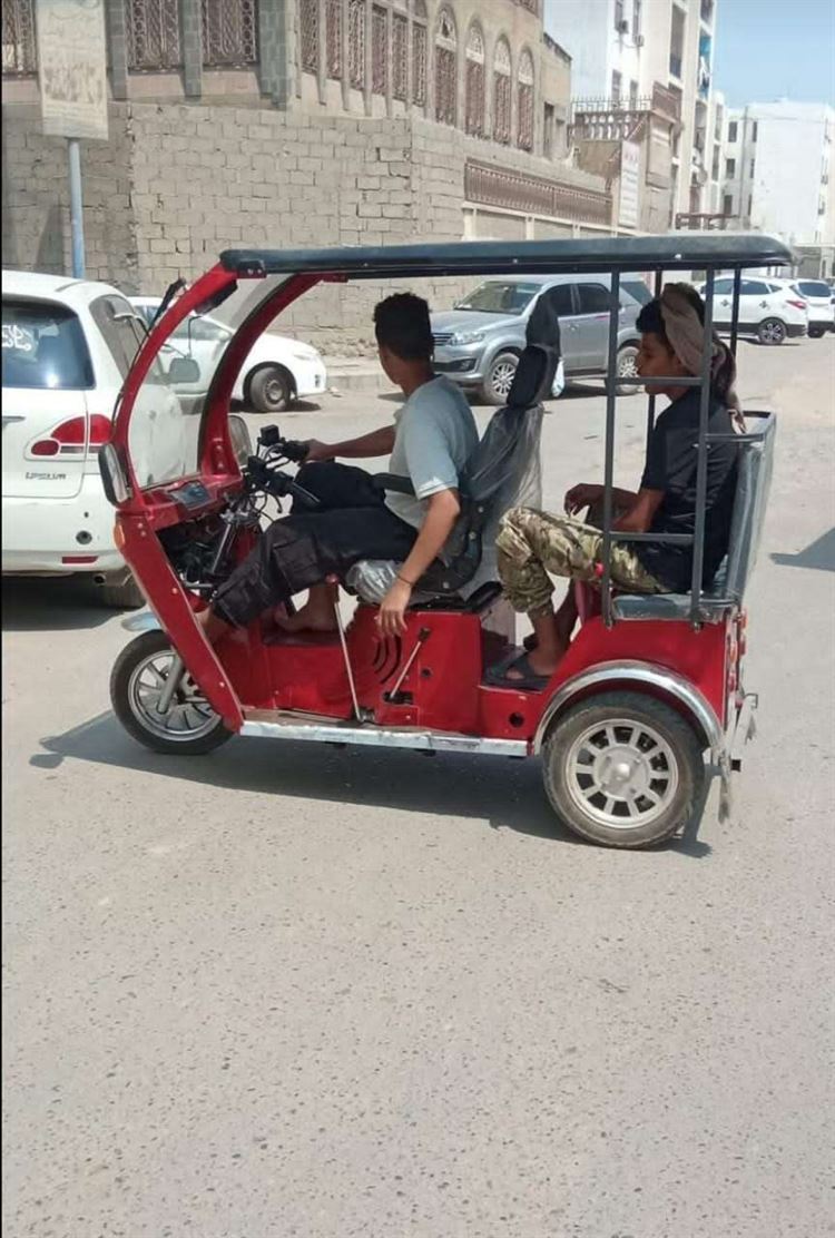 بعد أسبوع من حملة أمنية لمنع الدراجات النارية..  تاجر يطرح بضاعته من التكاتك بعدن