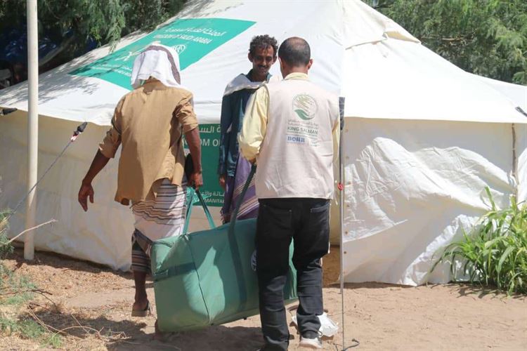 مركز الملك سلمان للإغاثة يوزع مساعدات إيوائية طارئة للأسر النازحة بعدن