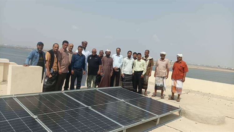 تدشين افتتاح مشروع الطاقة الشمسية لمدرسة عبدالواحد عباد  من قبل الأهالي