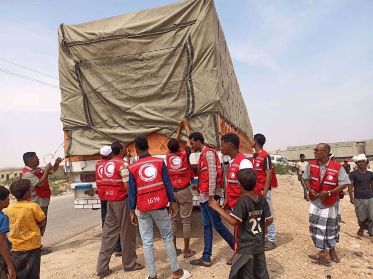 الهلال الأحمر اليمني فرع حضرموت يقدم القافلة الإغاثية للمتضررين من إعصار ( تيج) بالمحافظة