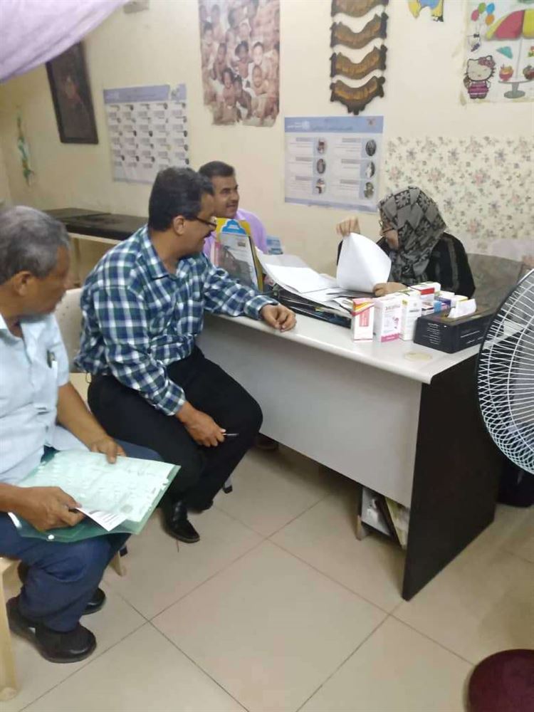 مدير مكتب الصحة والسكان في مديرية التواهي يتفقد المنشآت الصحية الخاصة بالمديرية