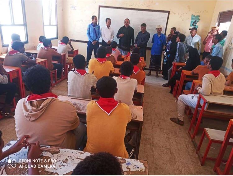 نائب رئيس انتقالي أبين يطلع على نشاط الكشافة ويتفقد مدرسة سواحل للتعليم الاساسي بزنجبار