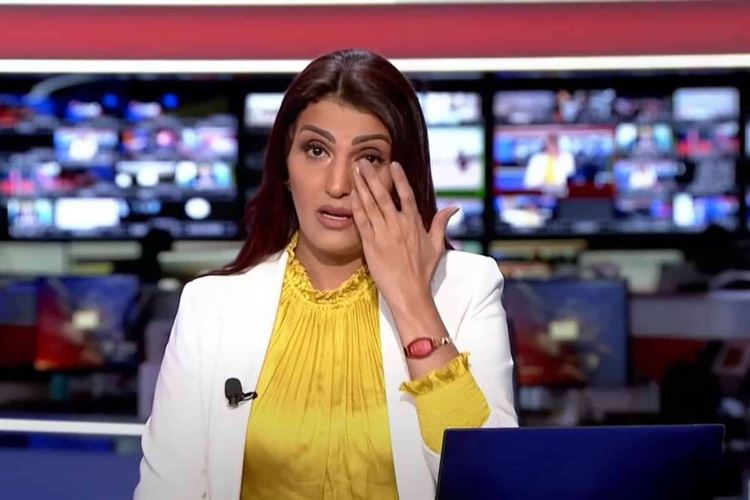 مذيعة يمنية تجهش بالبكاء خلال حديثها عما يتعرض له أطفال غزة(فيديو)