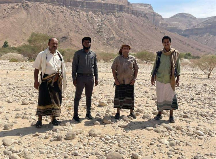 بتوجيهات المحافظ ابن الوزير" مدير عام مديرية عرماء بشبوة يسلم المقاول موقع بناء مدرسة بمنطقة العطفة .