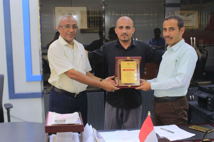 المؤسسة الإنسانية التنموية تكرم مدير شركة النفط بالحديدة عدنان الجرموزي