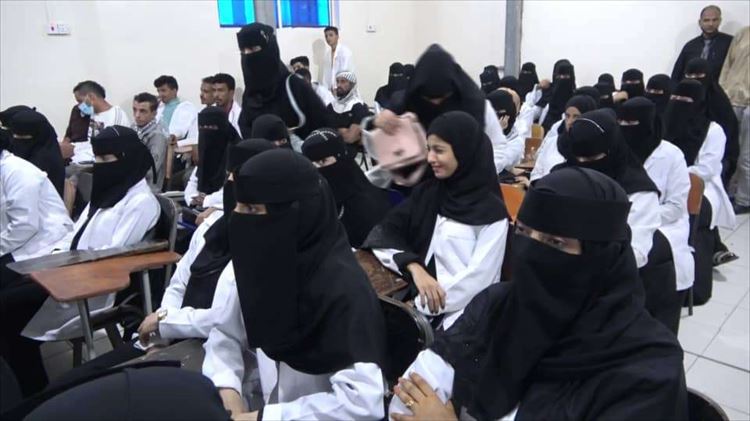 الكلية الوطنية للعلوم الطبية تُقيم ندوة تعريفية وتكرم أوائل طلابها