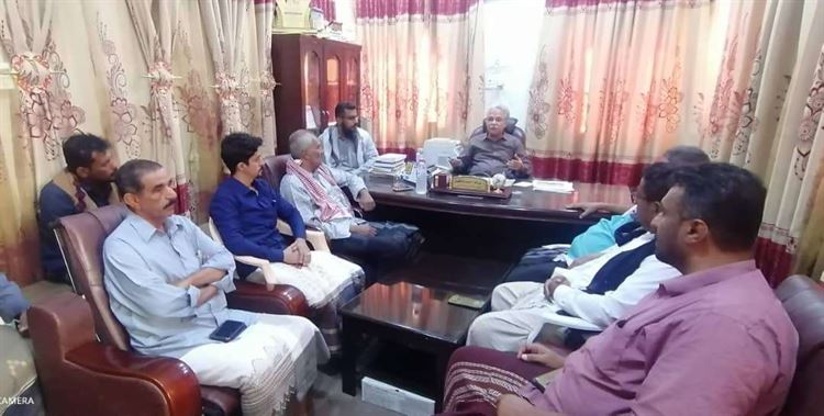 مدير عام دوعن يلتقي أعضاء الهيئة الإدارية ولجنة الرقابة والتفتيش بجمعية مناحل السدر للنحالين بدوعن