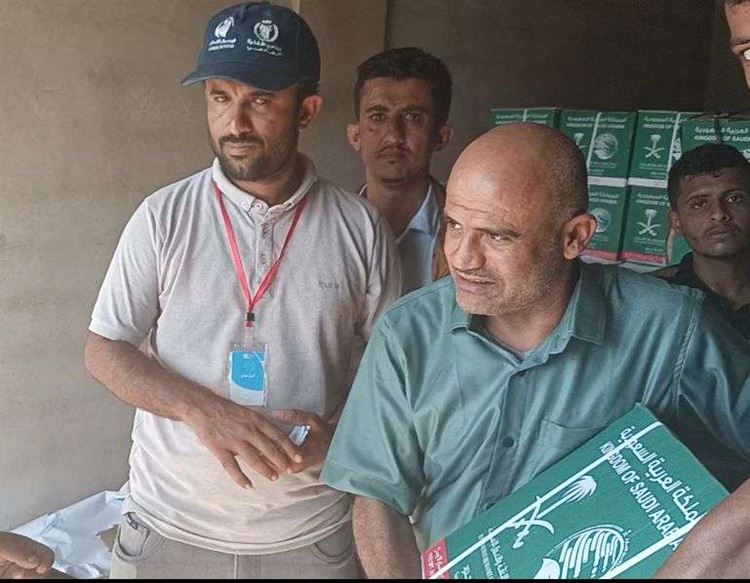 مدير عام حبيل جبر يدشن السلة الغذائية المقدمة من مركز الملك سلمان