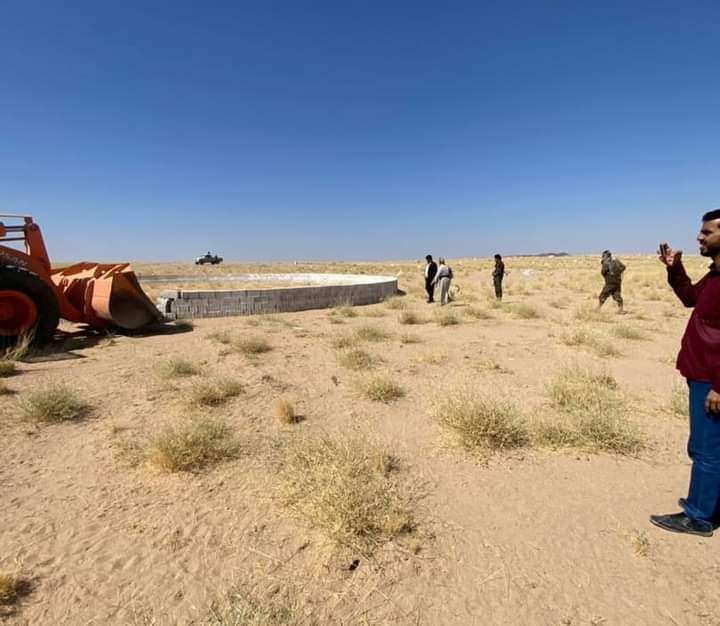 إزالة المباني العشوائية في موقع أحواض ترسيب الصرف الصحي في عتق