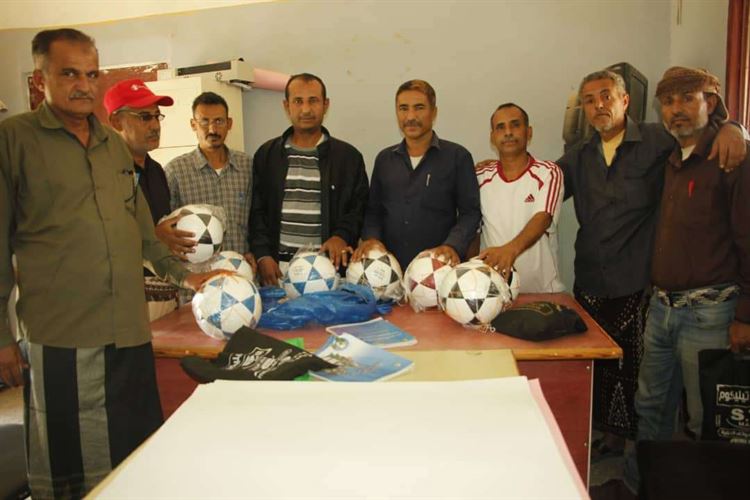 ملتقى رواد حالمين يدعم عددا من مدارس الثانوية بالمديرية بكرات قدم
