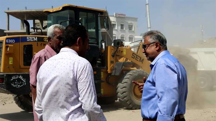 تنفيذا لتوجيهات المحافظ .. مدير نظافة عدن  يحث على إنجاح حملة رفع المخلفات والاتربة وفتح خط  الاصدار الالي - النيابة بخور مكسر