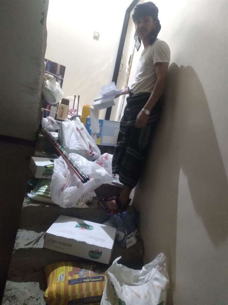 مسؤول قطاع طلاب المسيمير يوزع مواد غذائية وأدوات مطبخية لطلاب وطالبات السكن الجامعي