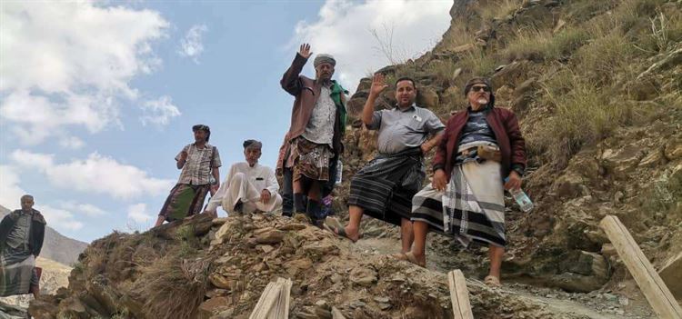 رجل الخير امين حيدرة قاسم والشيخ محمد جبران ناصر يزوران مشروع طريق  الحيدري بيافع.