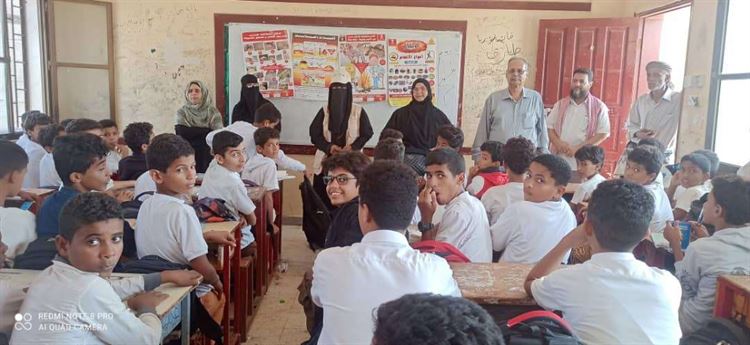 رئيس شعبة التدريب والتأهيل بمكتب التربية عدن يشارك الطلاب محاضرة توعوية للالغام بمدرسة ابو حربة