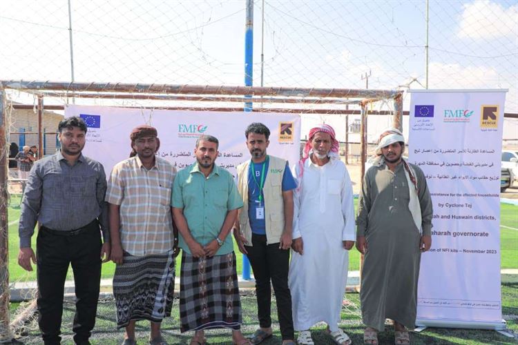 نائب مدير عام الشؤون الاجتماعية والعمل بالمهرة يدشن المساعدات الطارئة للأسر المتضررة من إعصار تيج بالمحافظة