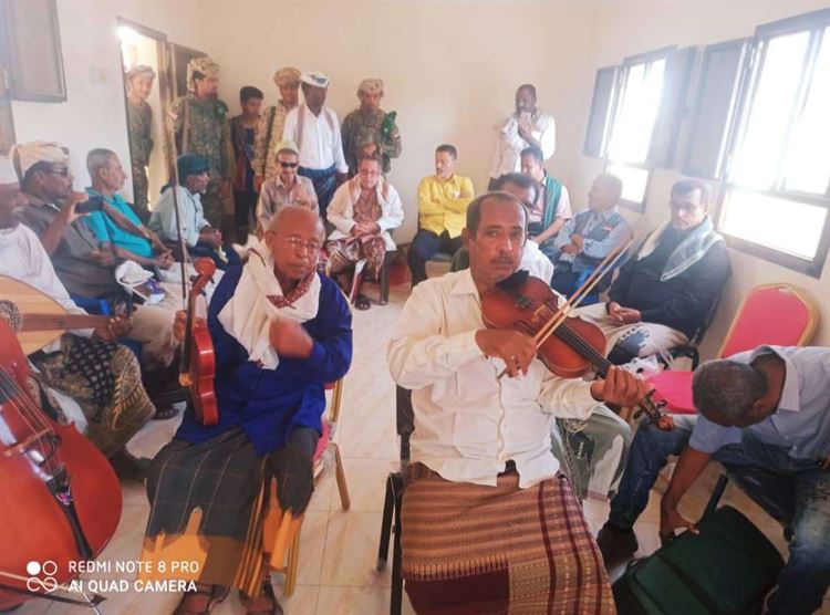 رئيس انتقالي أبين يزور اتحاد الفنانين الجنوبيين بالمحافظة ويطلع على البروفات الفنية لإحياء ذكرى عيد الاستقلال