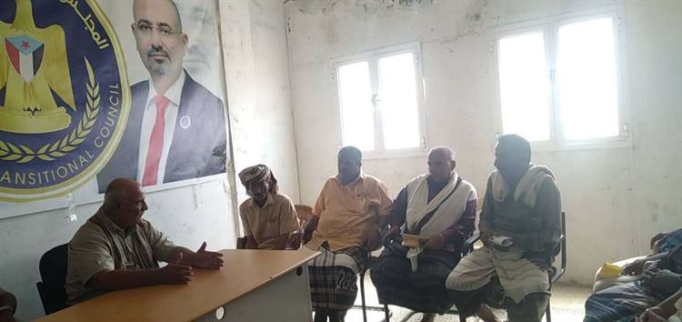 بحضور مدير الإدارة الإعلامية بالمحافظة .. رئيس انتقالي لودر يلتقي المدير العام السابق ومدير مكتب التربية والتعليم بالمديرية