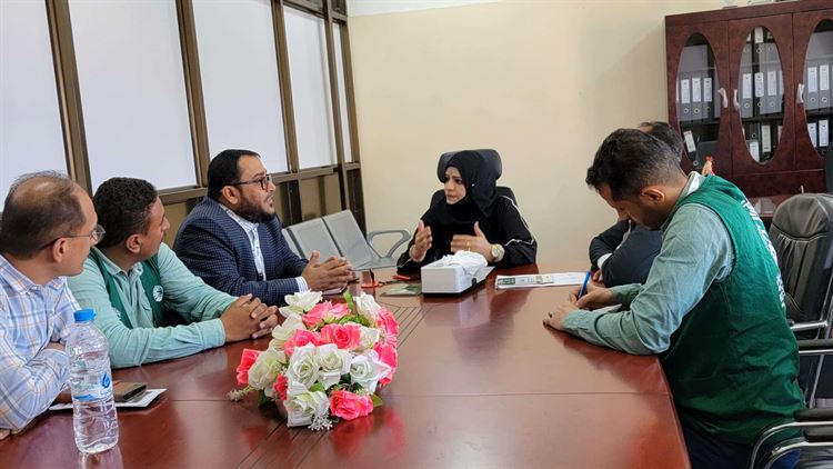 فريق مؤسسة يماني يناقش تنفيذمشروع كفالة الأيتام الممول من مركز الملك سلمان مع وكيل الشؤون الصحية بمحافظة تعز
