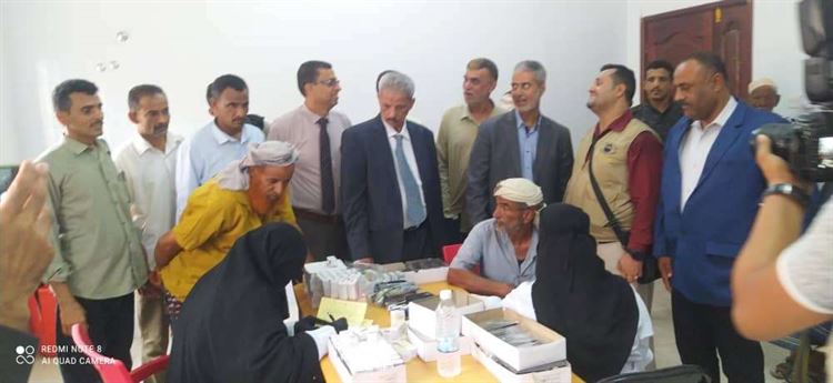 محافظ لحج ومدير عام الصحة يفتتحان عمل المخيم المجاني لطب وجراحة العيون