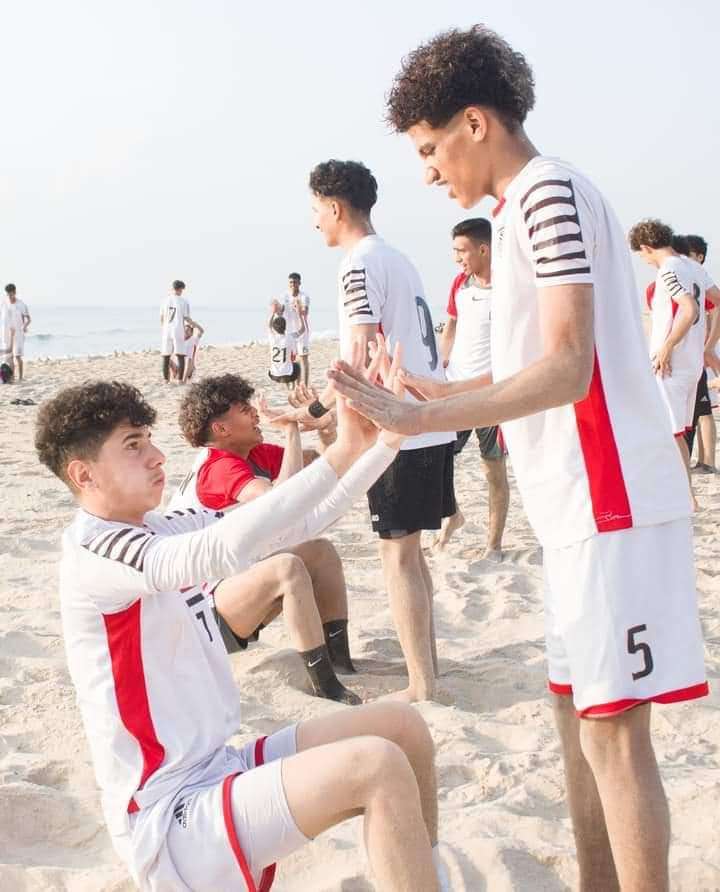 منتخب الناشئين يواصلون تدريباتهم على رمال شاطى بحر العرب بالمكلا