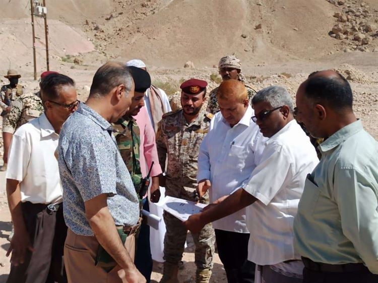 مدير عام المؤسسة المحلية المياه وقائد اللواء 101شرطة جوية يتفقدون موقع مشروع الطاقة الشمسية بحقل جثمة بمدينة سيئون