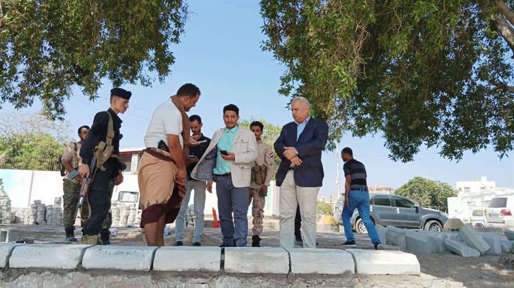 نائب محافظ عدن ومدير عام البريقة يدشنان العمل بمشروع إعادة تأهيل كورنيش كود النمر