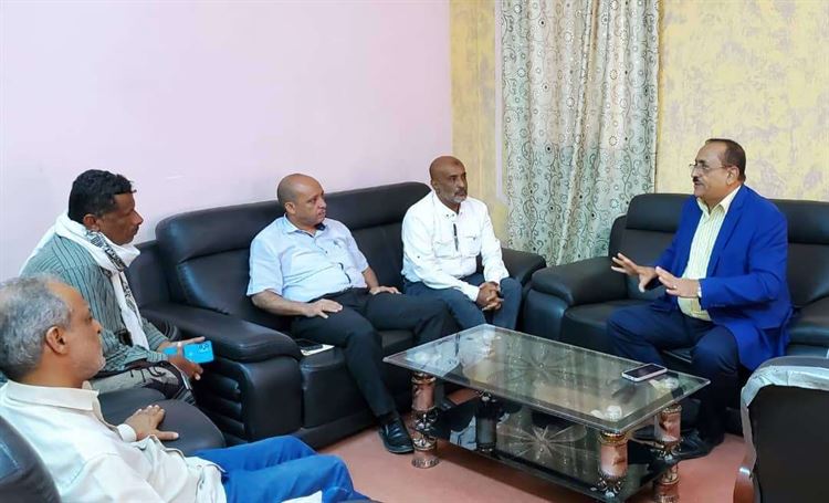 السلطات المحلية بلحج تبحث سبل تمكين مستثمر لإنشاء مصنع إعادة تدوير المخلفات البلاستيكية في المحافظة