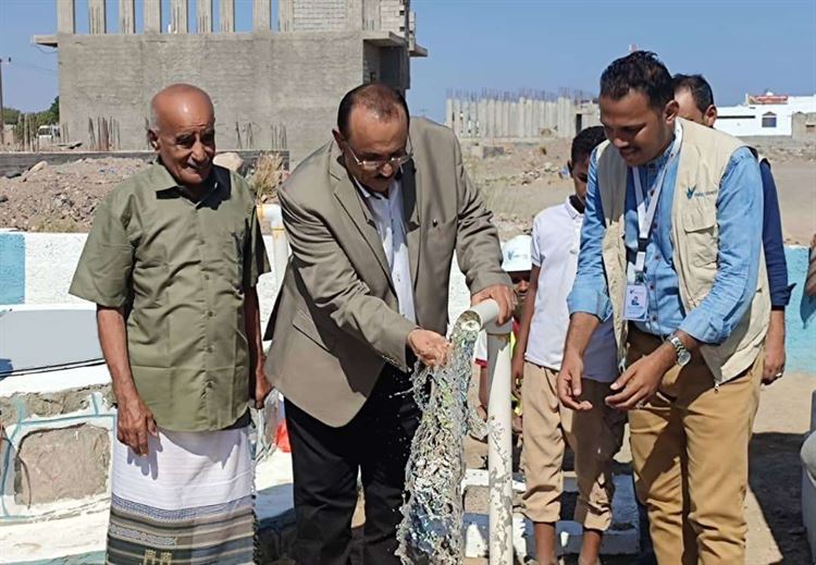 الصلاحي يفتتح مشروع مياه قرية بئر ناصر في محافظة لحج