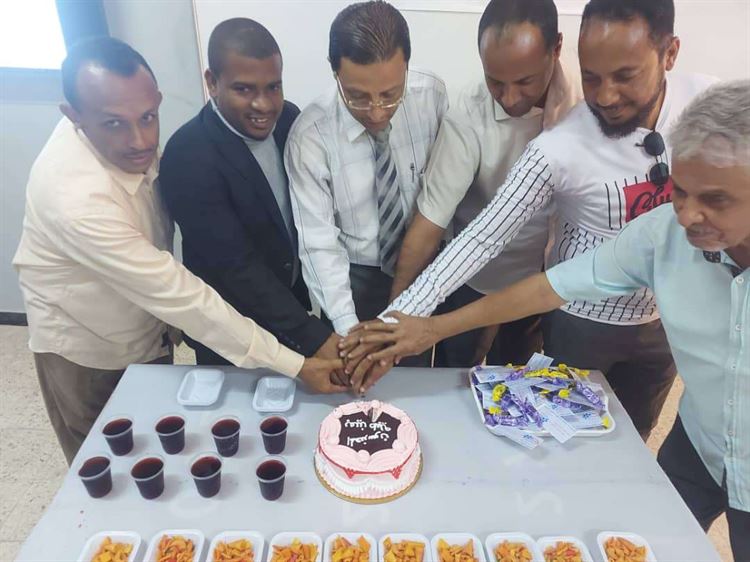 طلاب الدفعة الأولى هندسة أجهزة طبية بكلية مجتمـع الريان التقنية بالمكلا يقيمون حفـل إشهـار اسم للدفعـة