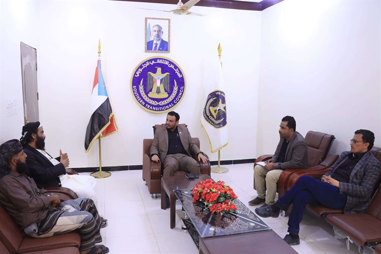 أكد على أهمية تحصيين الشباب من الأفكار المتطرفة.. رئيس تنفيذية انتقالي شبوة يلتقي مدير مكتب أوقاف مديرية عتق