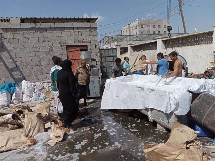 نيابة الصناعة والتجارة بالعاصمة عدن تصدر قرار بإتلاف سلع منتهية  الصلاحية