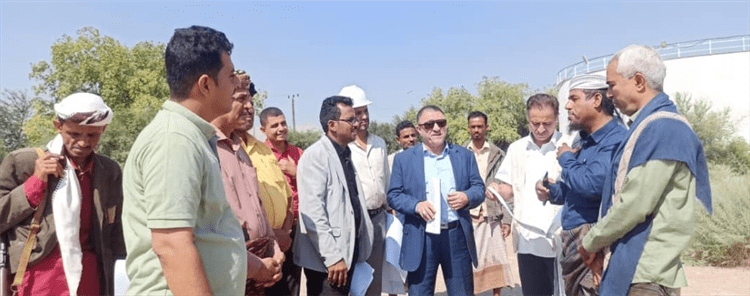 "السلطة المحلية بمحافظة أبين تسلم موقع مشروع إنشاء محطة طاقة شمسية لمحطة مياه الحصن