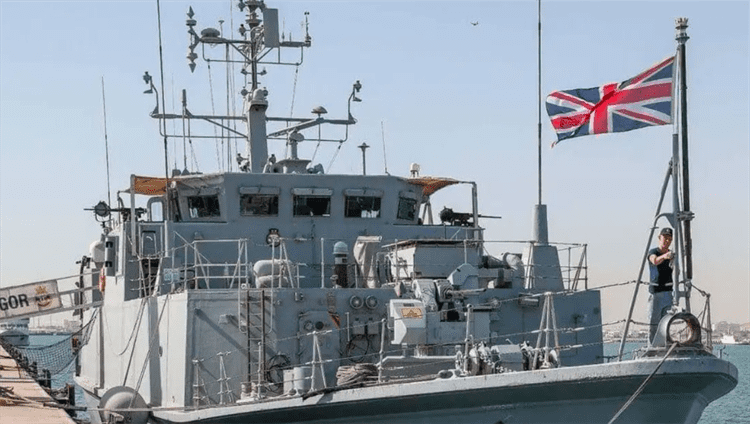 البحرية البريطانية: كيان مجهول يأمر سفينة بتغيير مسارها بالبحر الأحمر