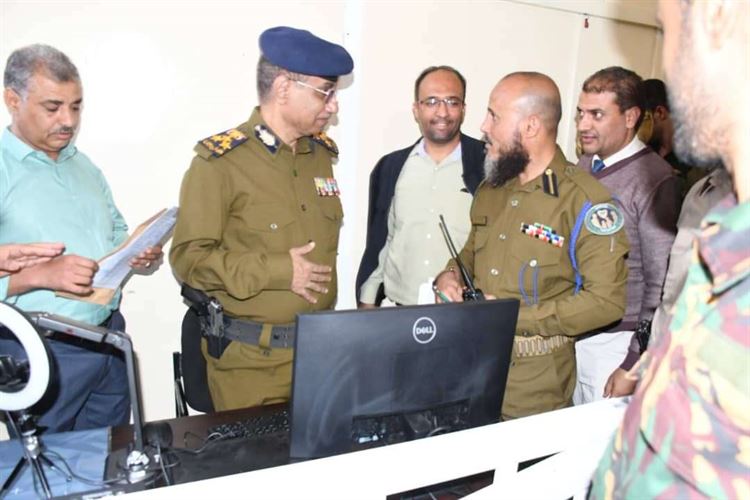 مدير  عام شرطة محافظة تعز يتفقد مصلحة الأحوال المدنية ويطلع على سير الترتيبات لتدشين العمل بالبطاقة الشخصية الذكية